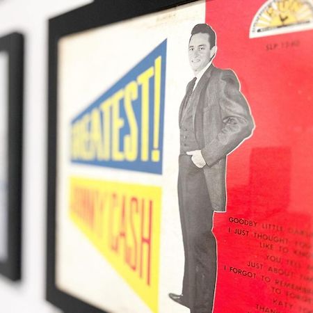 Johnny Cash "Rambler" On Main Apartment Custer Exterior photo