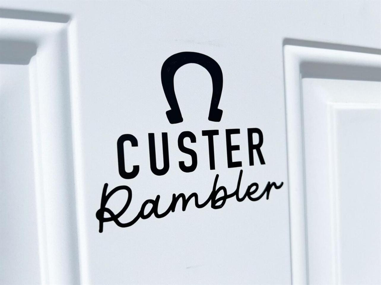 Johnny Cash "Rambler" On Main Apartment Custer Exterior photo
